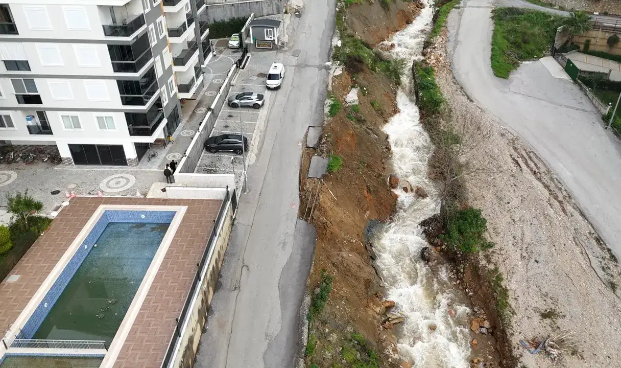 Alanya’da Dere Kenarındaki Yol Çöktü: 46 Daireli Lüks Sitede Korku 1